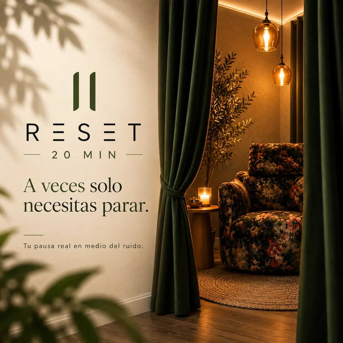 Rincón sereno de RESET en 20 min: cortinas de terciopelo verde, sillón florido y velas encendidas